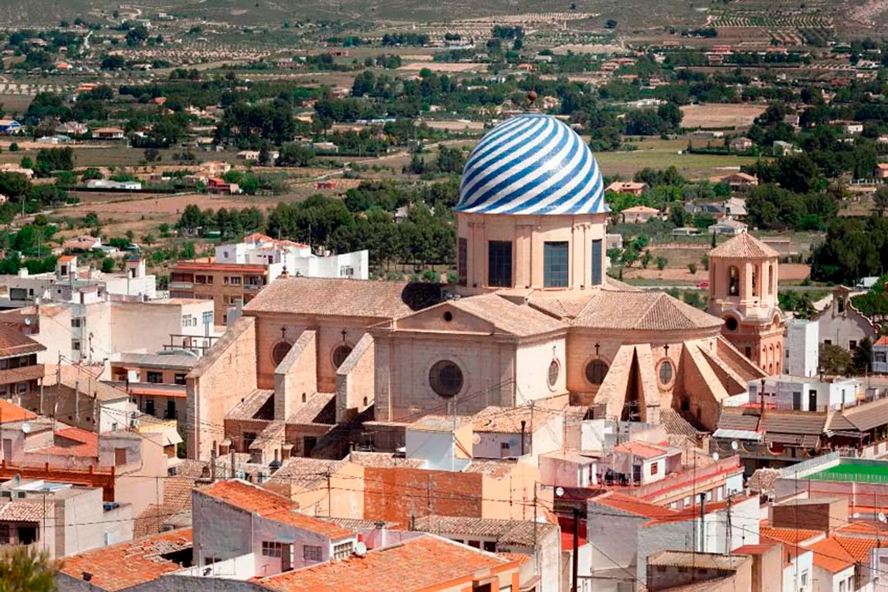 Basílica de la Purísima y ciudad de Yecla